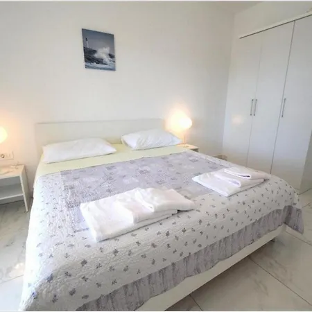 Isabella - Four Bedroom With Swimming Pool Willa Krk Town