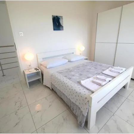 Isabella - Four Bedroom With Swimming Pool