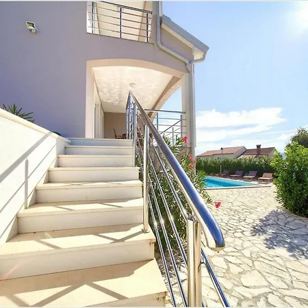 Isabella - Four Bedroom With Swimming Pool Krk Town
