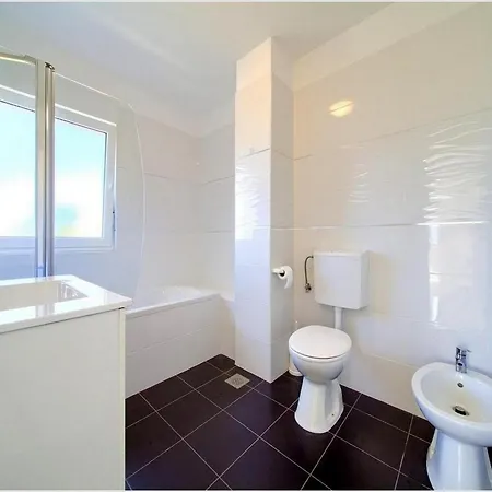 Willa Isabella - Four Bedroom With Swimming Pool