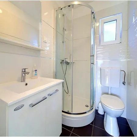 Willa Isabella - Four Bedroom With Swimming Pool Krk Town