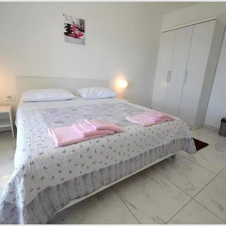 Isabella - Four Bedroom With Swimming Pool * Krk Town