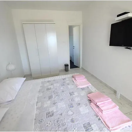 Isabella - Four Bedroom With Swimming Pool Willa