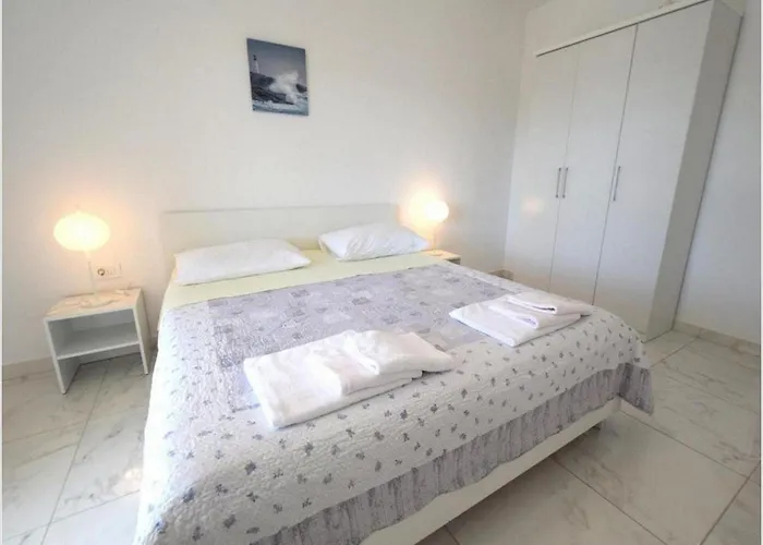Isabella - Four Bedroom With Swimming Pool Villa Linardići