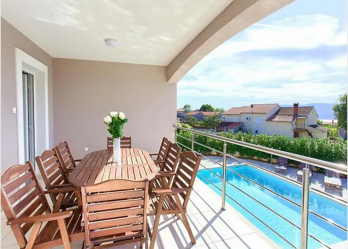 Villa Isabella - Four Bedroom With Swimming Pool *