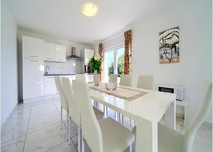 Isabella - Four Bedroom With Swimming Pool *