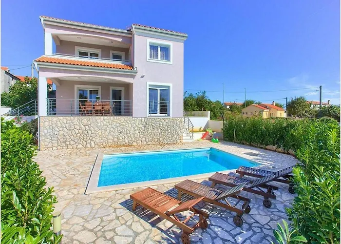 Villa Isabella - Four Bedroom With Swimming Pool *