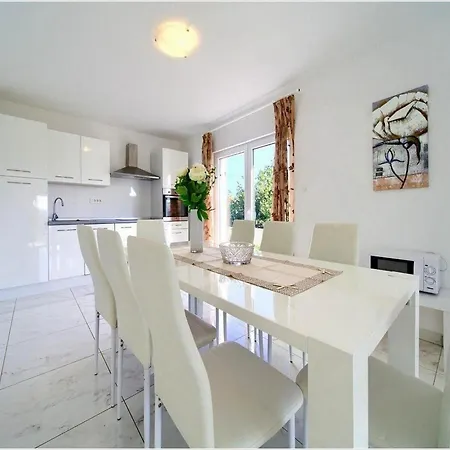 Isabella - Four Bedroom With Swimming Pool *