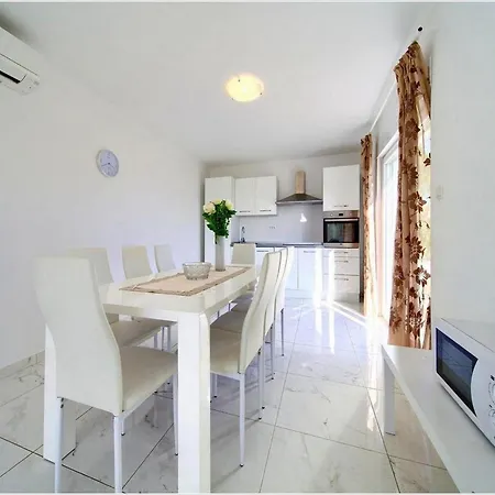 Villa Isabella - Four Bedroom With Swimming Pool *