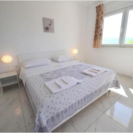 Isabella - Four Bedroom With Swimming Pool *