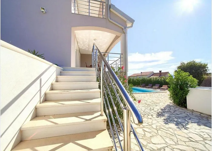 Isabella - Four Bedroom With Swimming Pool Linardići