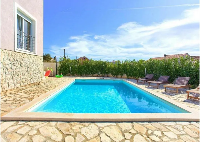 Isabella - Four Bedroom With Swimming Pool Vila Linardići