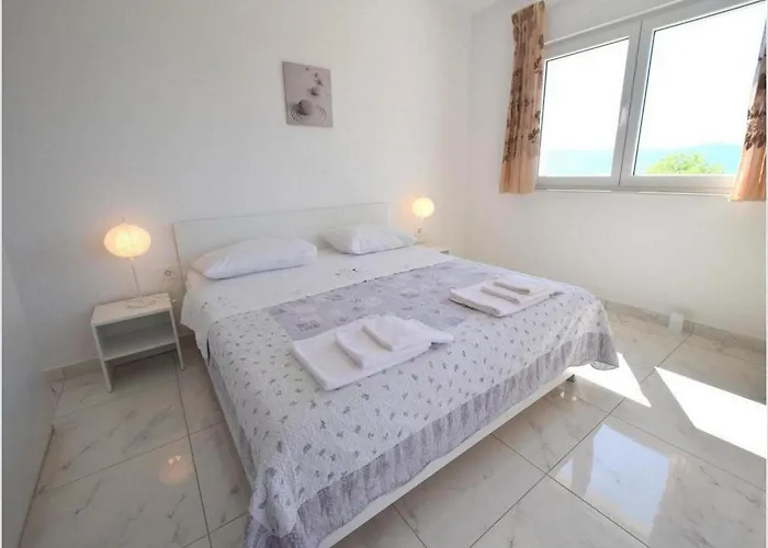 Isabella - Four Bedroom With Swimming Pool *