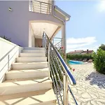 Isabella - Four Bedroom With Swimming Pool Linardići