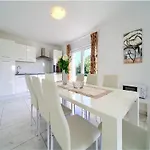 Isabella - Four Bedroom With Swimming Pool *