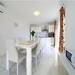 빌라 Isabella - Four Bedroom With Swimming Pool *